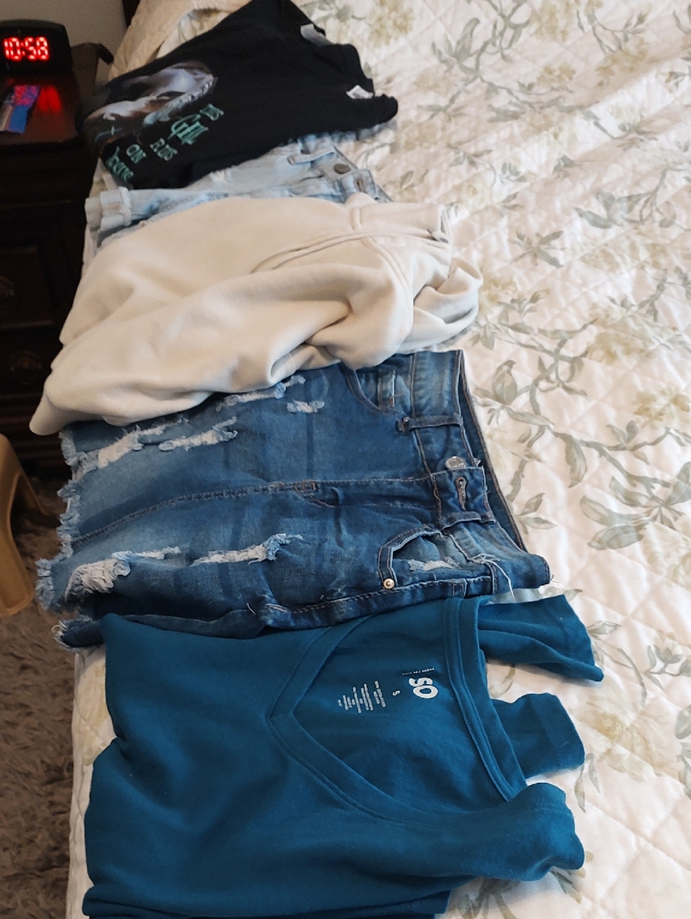 Bundle Of Women's Clothes, Size S. Hollister Cream Crewneck Top And Aeropostale